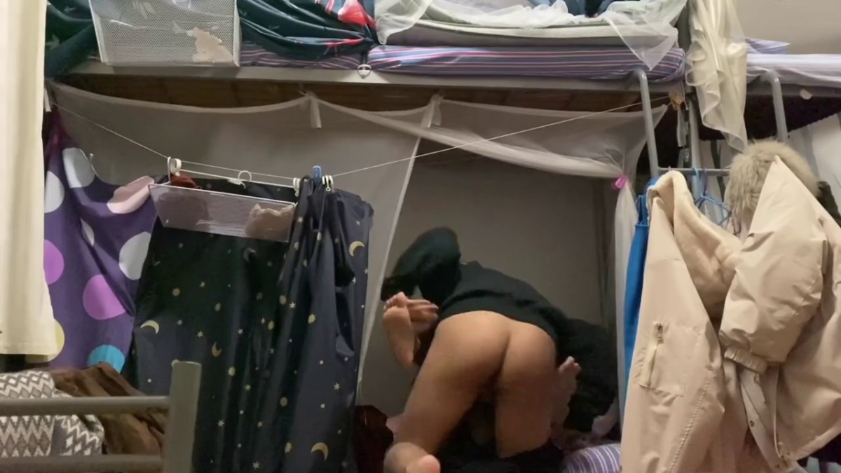 别射~出去~不行~戴套”对白刺激 医院宿舍内强上短发护士妹~按倒上亲下抠来感觉扒光下体进入猛搞偸偸内射无水原档