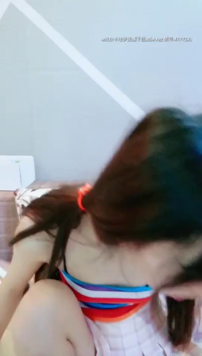 超嫩青春小萝莉『咬一口幼萝』娇小苗条极品粉鲍，小翘臀撅起来被无套插入，插得喊爸爸淫叫不断，口爆道具都能玩