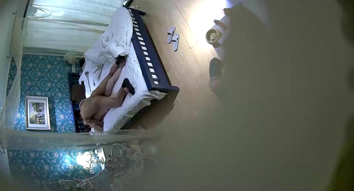 高质量情侣开房偷拍，白皙丰满身材很棒的女同学，极品大长腿，被男同学狠狠操 体外射精，累趴了 躺尸不想动 身体微颤