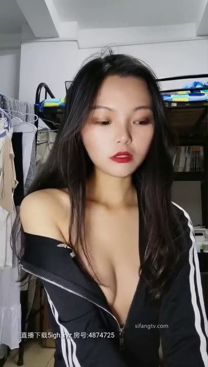 非常真实的大学生写照，极品清秀大一学生妹，平时上课比较忙没空直播，趁着难得舍友不在宿舍直播全裸逼逼特写大尺度