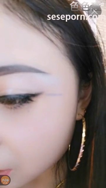 胆子非常大的风骚女主播真空大白天服装店里露出直播到外面马路上掰逼店里尿尿中途有顾客来了无视继续露国语