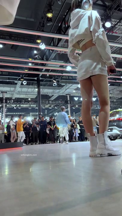 车展现场一路跟踪抄底漂亮的美女职员和极品车模