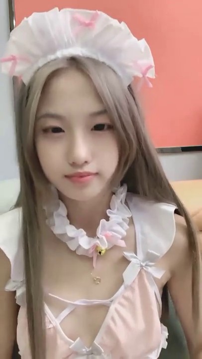 这个极品，看了好喜欢，女仆装清纯学妹粉嘟嘟的少女逼和奶子，狂草一小时