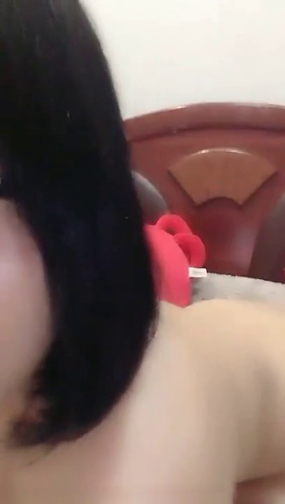 短发小姑娘 ，看着很小，发育很好奶子又大又白很是诱人