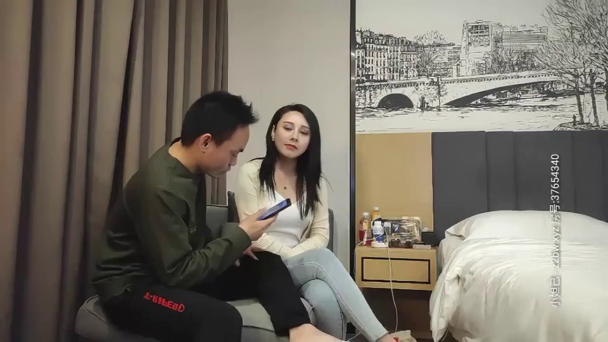 【AI高清2K修复】步宾探花约了个牛仔裤性感大奶妹子啪啪，穿上连体丝袜后入骑坐大力抽插猛操