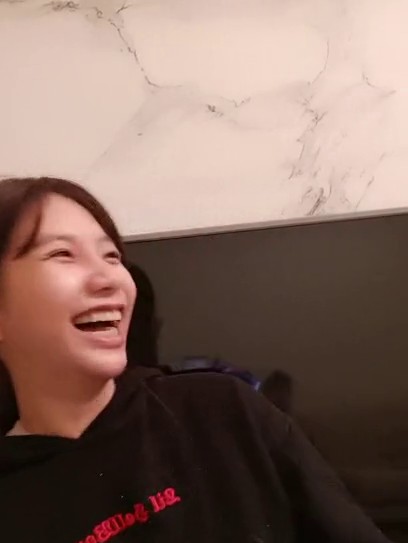 吴梦梦AV拍摄现场直播演绎，全程露脸让小哥吃奶玩逼，镜头前导演指挥拍摄各种体位爆草抽插，最后口爆吞精