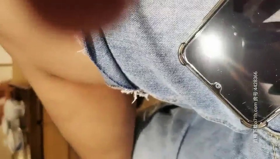 最牛逼的套路偷拍《扶贫站街女探花》胖表弟会所选妃一千四的坐台妹假借看AV摆好设备明目张胆的偷拍