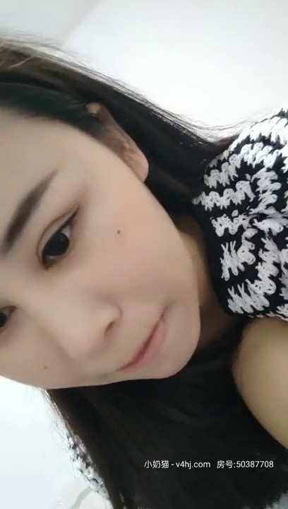 车模小伊伊全程露脸大秀直播，AV棒玩弄骚逼道具双插真刺激，勾引在睡觉的小哥哥被小哥无套抽插浪荡呻吟