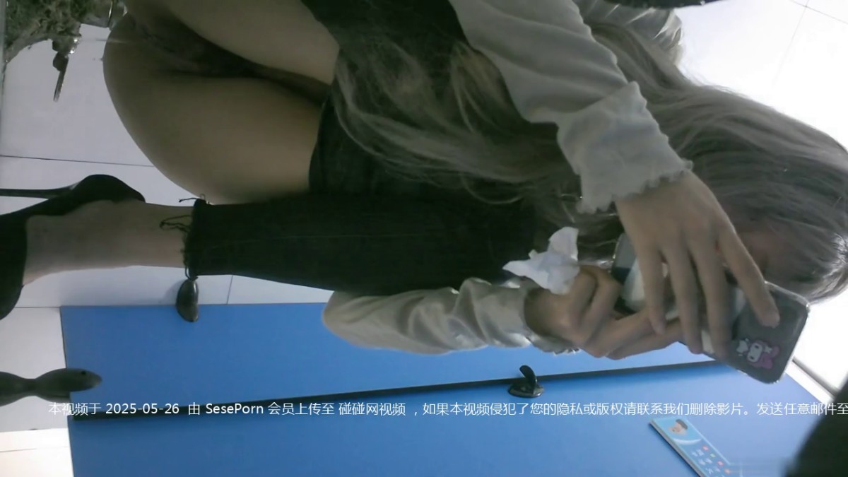 蓝色隔板女厕全景偷拍 高跟大波浪女神小姐姐的极品小嫩B 边尿边看自己的骚B