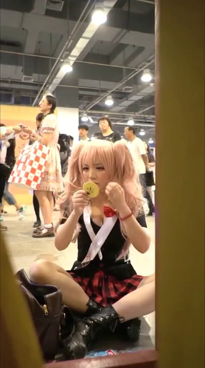 国产大型漫展精彩抄底系列 高颜值妹子的肥臀差点坐到了镜头上