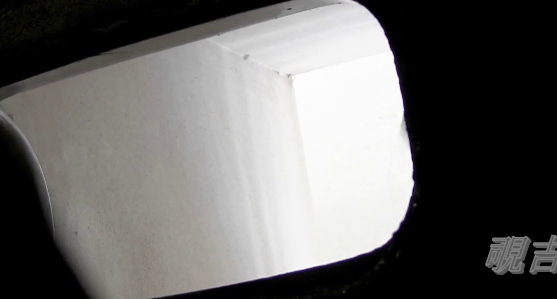 新流大神【覗吉】年度最牛逼旱坑偸拍蹲在茅坑里从下垂直向上现场实拍逼真独有的感觉B洞菊花看的一清二楚