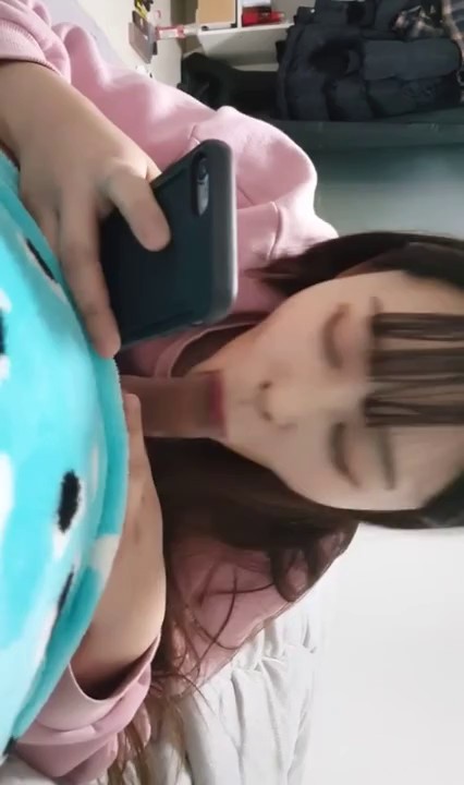 清纯小姐姐，开心吃鸡的同时不忘看电影，一口口吃，舔活真好！