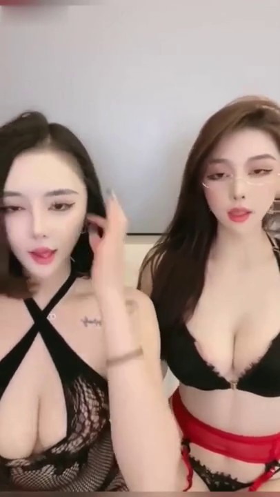 【无敌高颜值黄播】绝代双骄极品黑丝御姐女神，高颜值双人蜜桃臀，骚舞自慰.