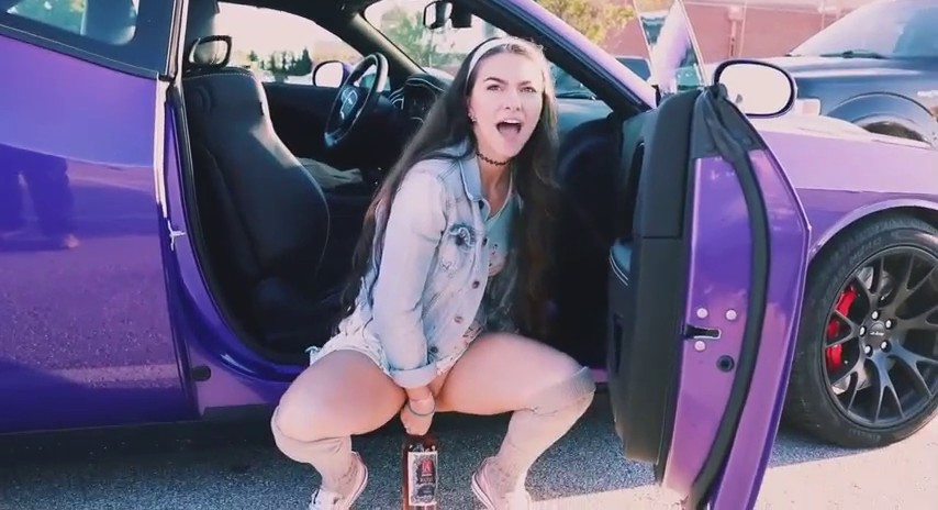 国外妹子自拍视频超市露出车上露奶诱惑路过司机 酒瓶子路边抽插自慰很是诱惑不要错过