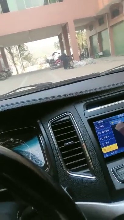 骚白寻花真实搞良家农村少妇很久没和老公做爱的少妇被带到荒郊车震对白有趣