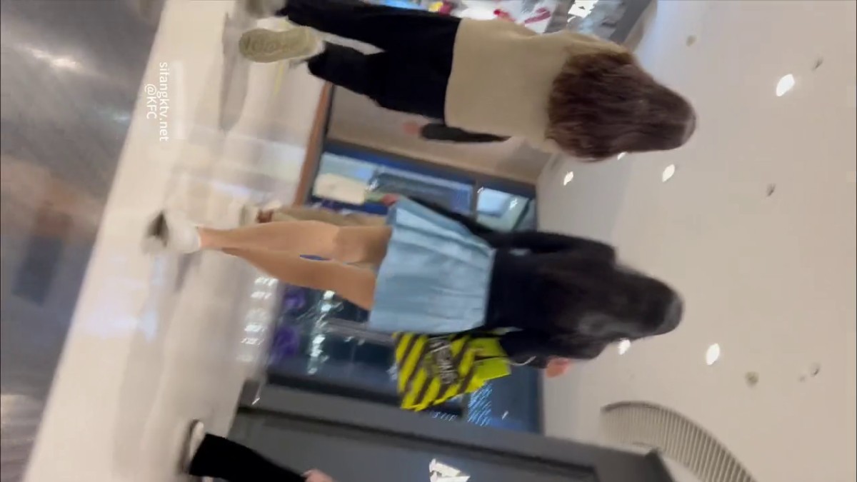 大神偷拍美女 极品短裙美女破洞油亮丝袜半透明窄内 隐约露B美女穿情趣过膝袜配骚丁弯腰拽腿环露性感肉臀