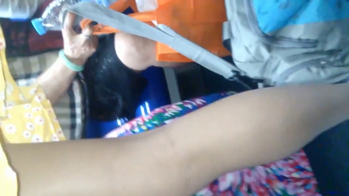 商场一路跟踪抄底黄裙美女上了公交车才拍到 没想到竟然是真空大黑B就在眼前这趟总算没白跑