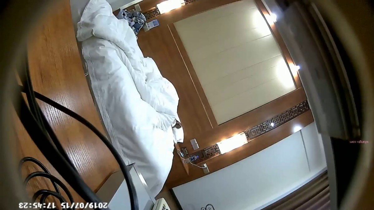 七月流出精品酒店样子挺斯文的眼镜妹和男朋友开房没想到下面毛挺多的