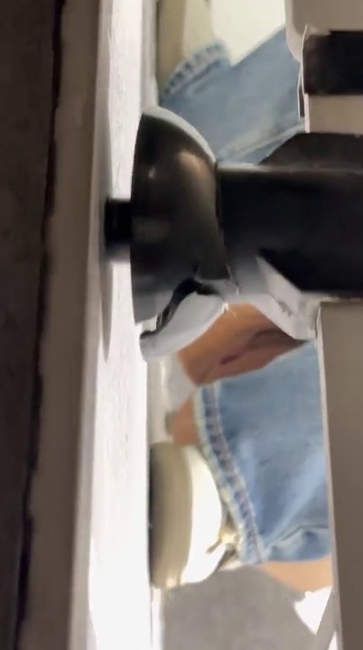 -商场女厕全景偷拍牛仔裤小姐姐 出来的时候用蔑视的眼神看小伙 拍我B就算了还拍我脸.