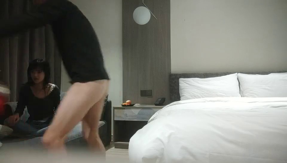 小利探花酒店约炮身材苗条的漂亮学妹先玩玩她的小嫩B连干两炮