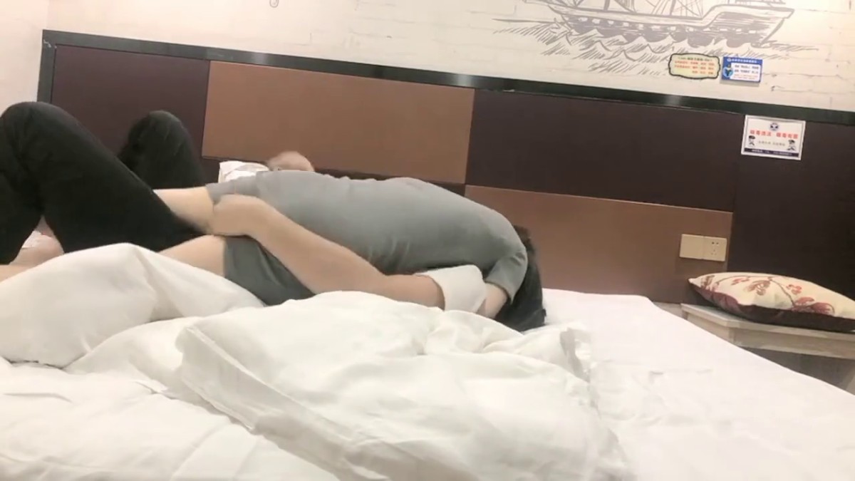 天生爱风流精品大作-性感黑丝美女正按摩时突然有急事要先走叫表妹来顶班,美女既性感又漂亮加了500元才让操!