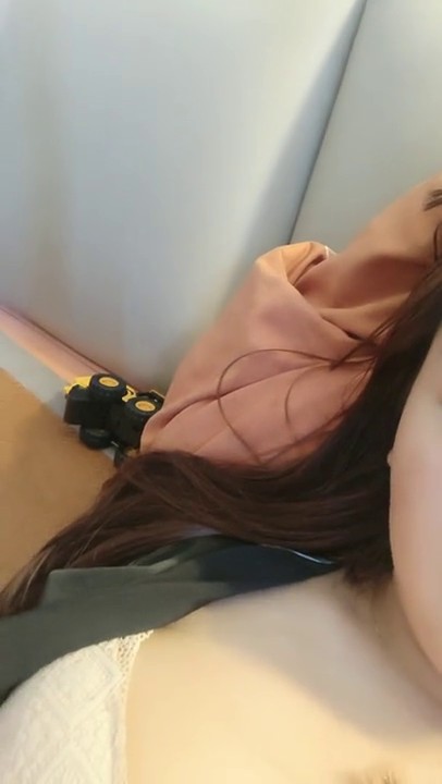 奶孩子的小妈妈也有发情的时候，一个人在家好久没被草了，听狼友指挥脱光光，挤奶水互动撩骚，自己抠逼出水