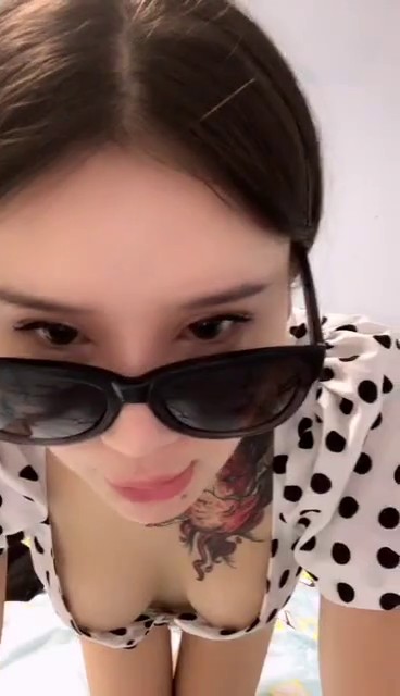 手机直播身材苗条墨镜纹身骚女全裸自摸秀 淫语骚话手指抽插逼逼微毛 很是诱惑不要错过