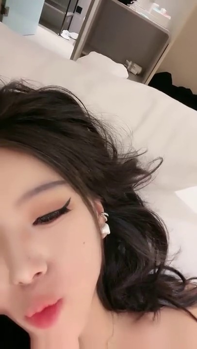 最新极品骚货女神又打了几炮，男主忍不住了 难得内射嫩逼，男主感觉身体被掏空！女主特别骚