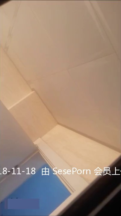 怪咖趴窗盗录独自在家的美女浴后护体被发现