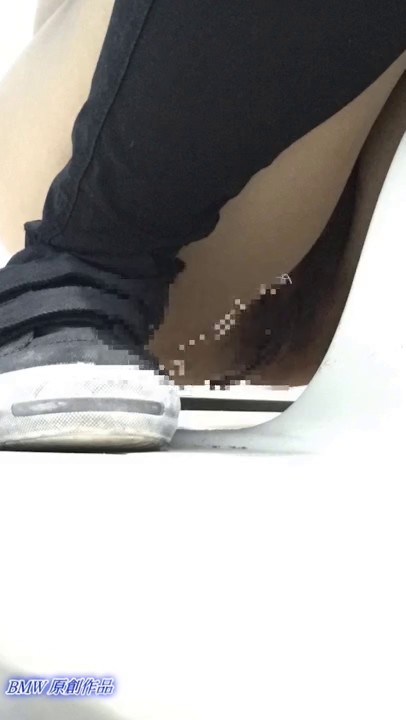 十月最新流出BMW原创厕拍系列- 躲在商场女厕偷拍到两个美女嘘嘘