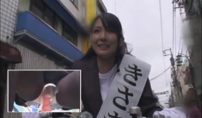 很淑女的大美女穿制服开档丝袜 骑上座椅带肉棒的自行车在街上喷潮 车上露头宣传被后入尴尬不敢叫