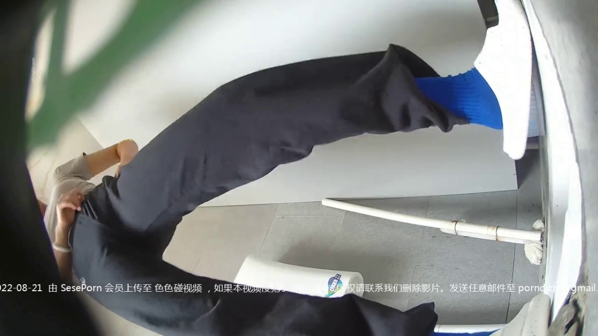 八月最新流出厕拍大神潜入高校女厕 （广角镜头）全景近距离高清偷拍几个漂亮学妹的逼逼