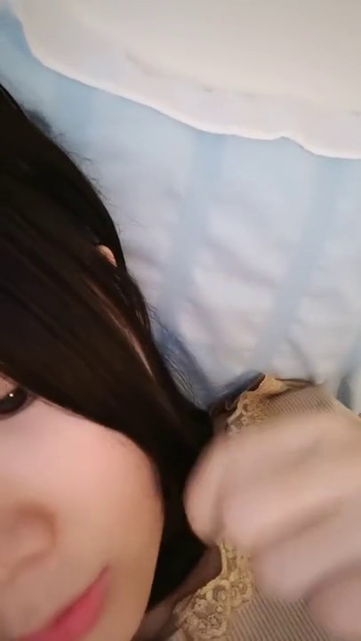 清纯的高中生初次下海，跟狼友互动撩骚，在狼友礼物的攻势下脱光了给狼友看奶子和逼逼