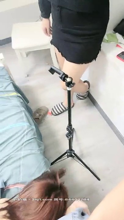 颜射颜射女神 当初的青涩妹子已经被调教的越来越骚了，直播也愈发放得开还叫来了她闺蜜一起玩