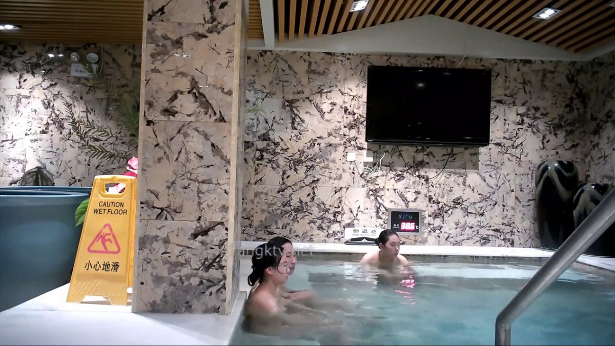 一月最新流出大神潜入温泉洗浴会所浴池淋浴间 偷拍几个附近高校学妹泡澡后续篇
