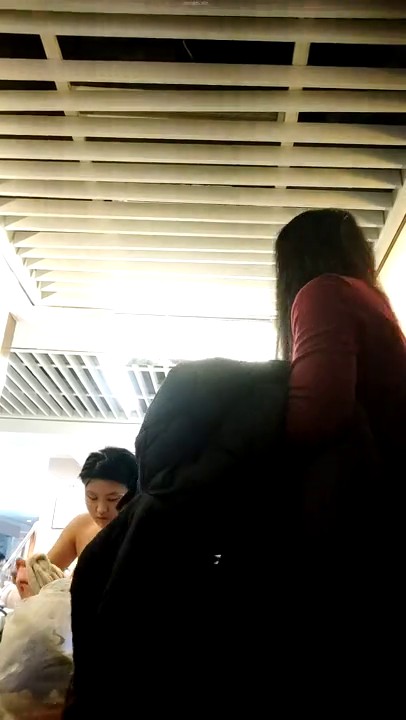 全新洗浴温泉酒店，女宾换衣室内部真实偸拍，女人可真不少，每个年龄段的都有