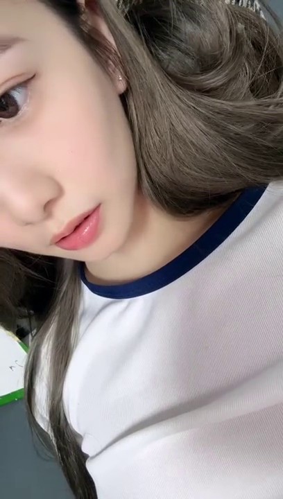 顶级尤物女神校花！绿播转黄下海诱惑！极品颜值细腰美腿，掰开紧致小穴特写，美女还挺骚，极度诱惑