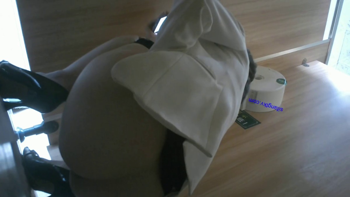 三月最新流出私房厕拍大神隔墙有眼 酒店女厕全景前后角度偷拍多个美女嘘嘘两个结伴来的制服美女