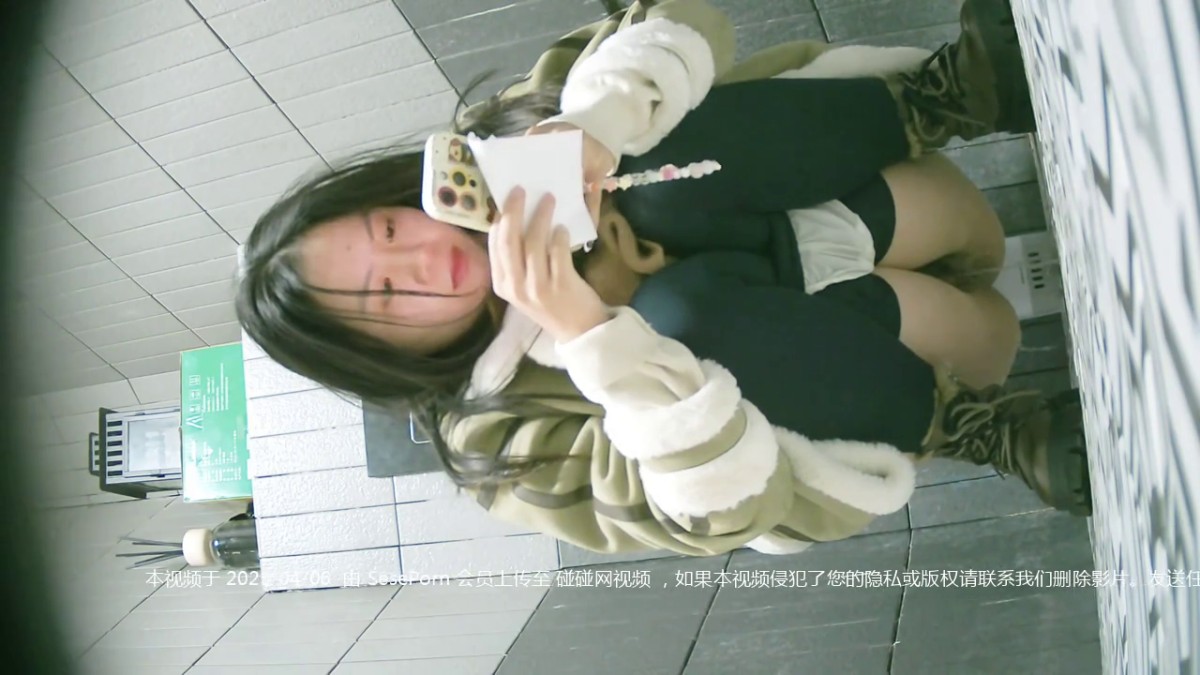 三月流出厕拍大神❤️写字楼女厕前后景双视角高清偷拍女同事尿尿黄色长靴高颜值气质美女复古穿戴