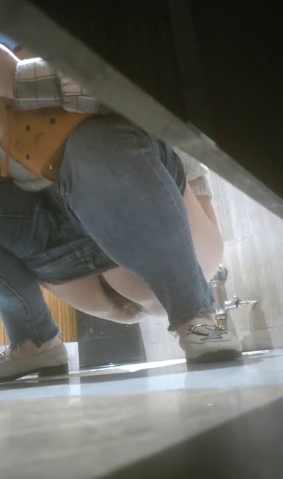 猥琐偸窥癖男潜入国内某地比萨店在公用女卫生间安装针孔摄像头连续拍店员和女顾客方便