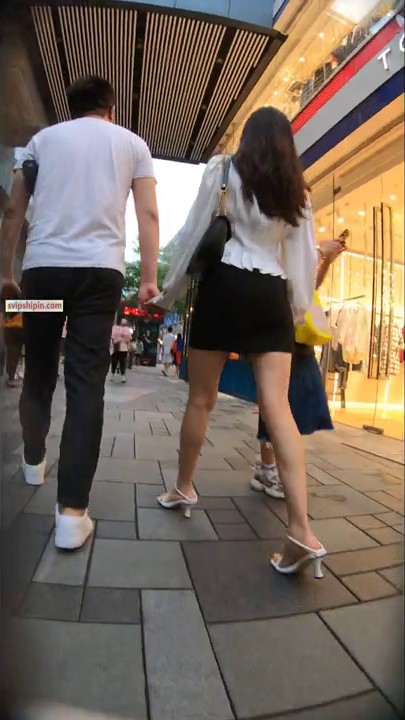 《顶级 福利》名门夜宴热闹商场步行街极限CD各种气质漂亮潮妹碎花裙美女的樱桃小内内太可爱了广角4K原画质