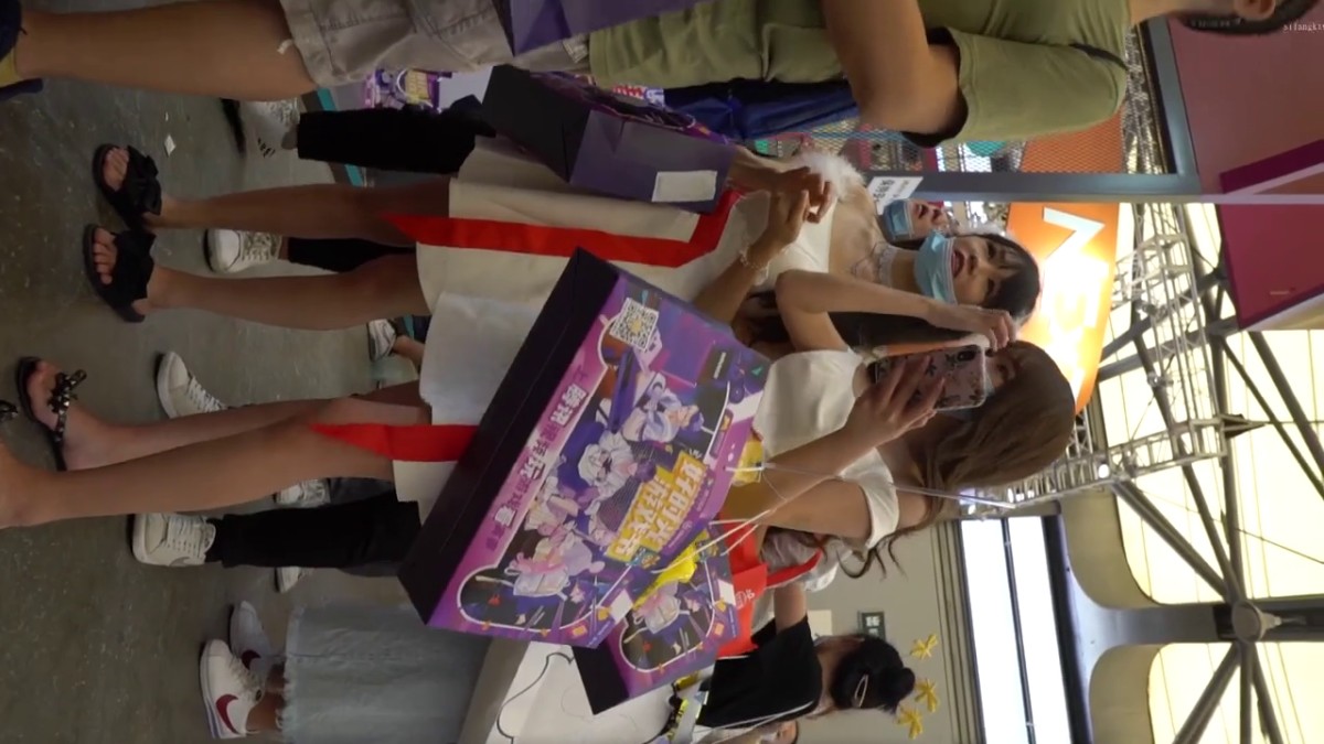 名门夜宴CD系列胆大牛人商场偷拍几个时尚美女裙底风光国风Lolita小姐姐黄色窄内形状明显真想闻闻这内裤的味道