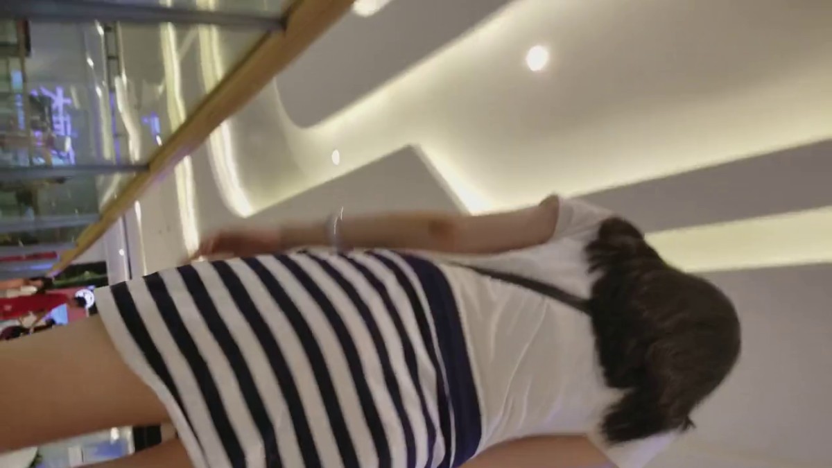 《绝版 重磅福利》牛逼大师商场贴身极限CD多位漂亮小姐姐专挑身材气质佳的下手各种性感T内长腿条纹裙妹子阴毛都出来了27