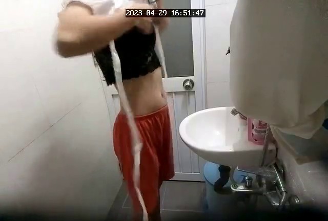 色鬼房东浴室偷装摄像头偷拍 几个合租房的打工妹洗澡其中有两个身材和颜值都不错
