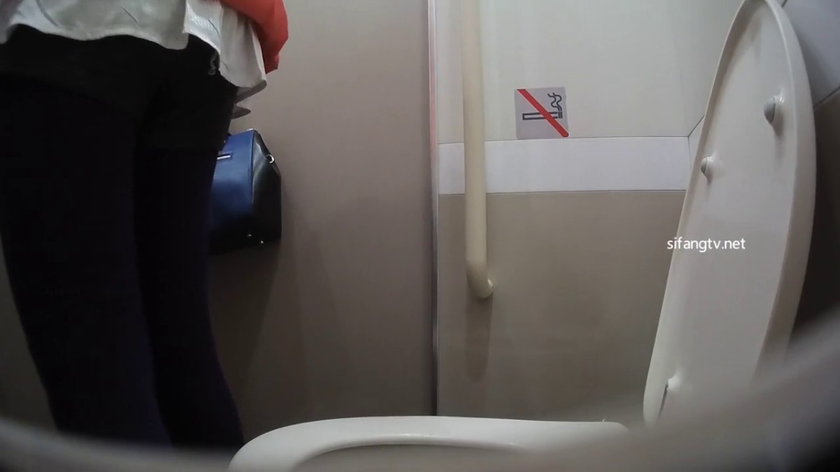 牛逼坑神潜入人口密集长途火车站偸偸在火车上的公用卫生间内安装多视角针孔圆润肥臀少妇换卫生巾很刺激