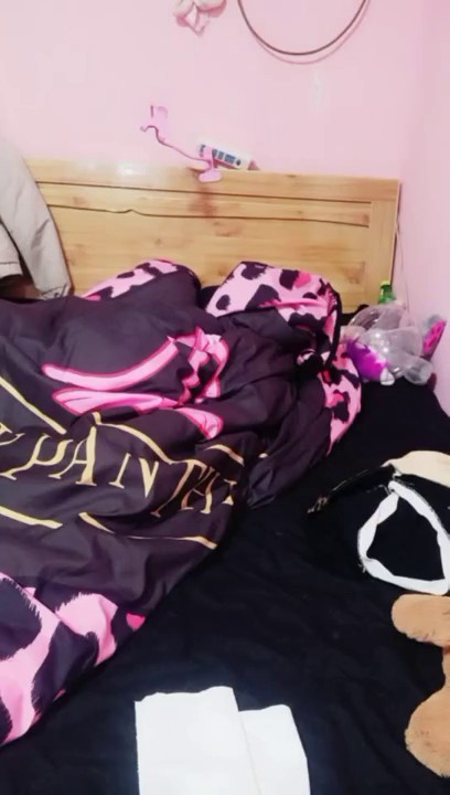 年龄不大金发萌萌哒妹子皮肤白皙身材苗条 全裸玻璃棒抽插自慰秀 呻吟诱惑喜欢不要错过