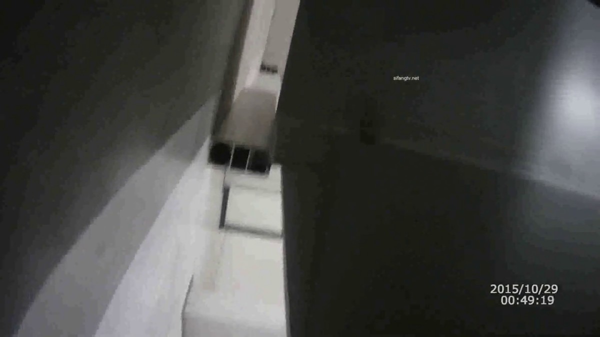 【厕拍系列】学校，嫩！结果碰到醉酒如厕女孩被胖屌丝捡尸