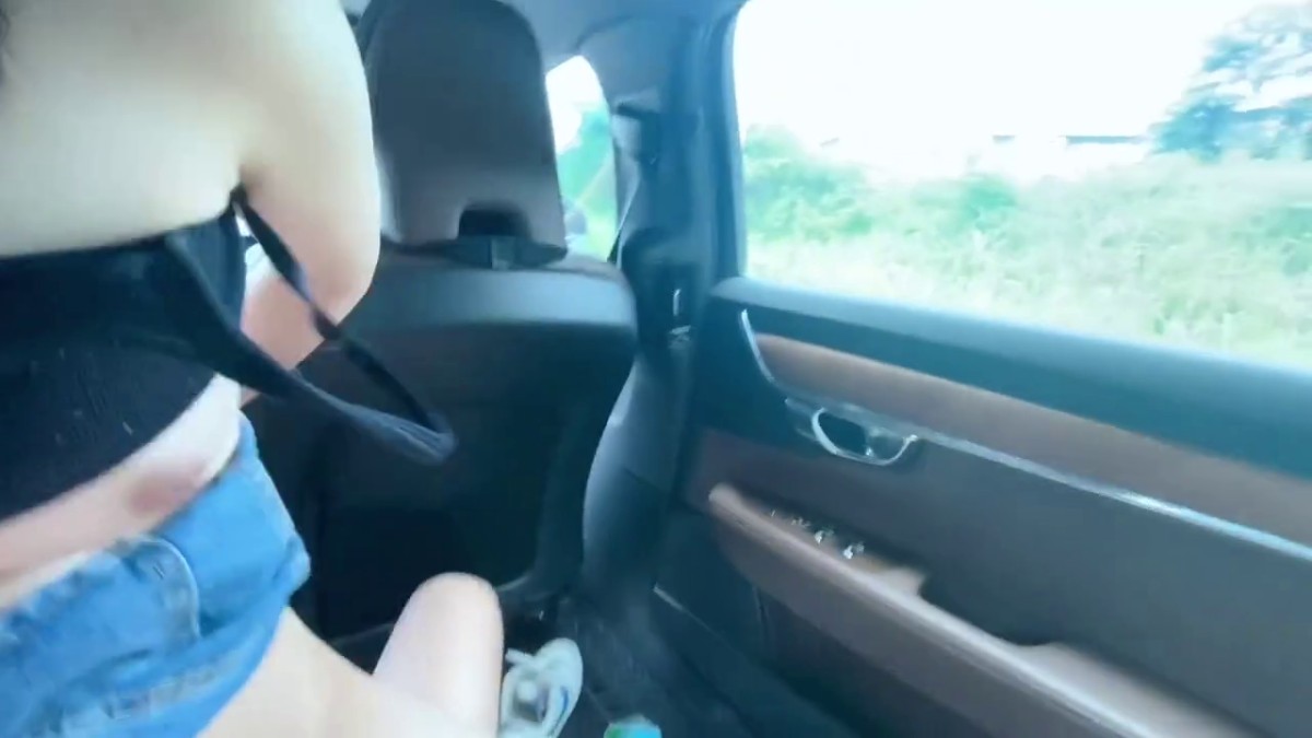 家庭乱伦》周末送表妹去上学 得先玩个车震才让她走.