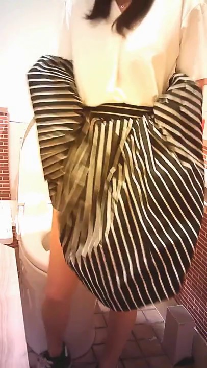 坑神潜入咖啡店高级坐厕定点全景高清偸拍好多气质漂亮白领妹方便黑丝美少妇使劲擦逼