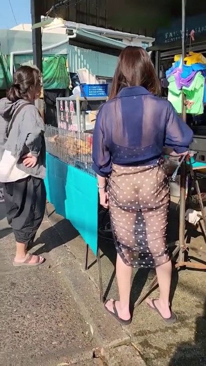 老婆真空出门买茶叶蛋，温泉全裸露出，甚至邀请游客一起泡澡，胆大包天！